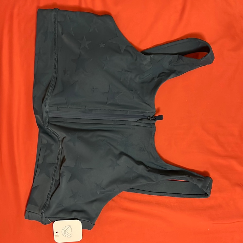 Sports bra with zipper